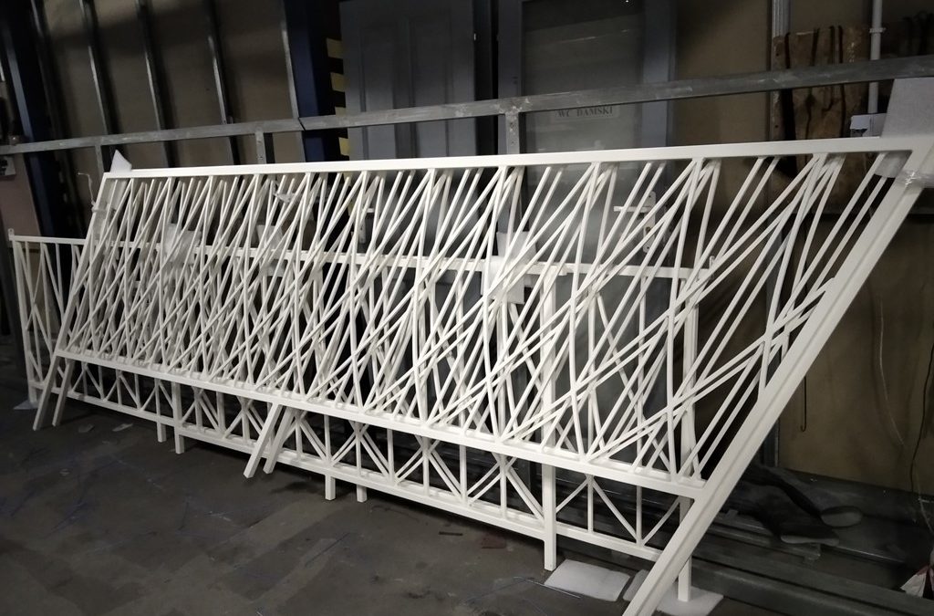 Malowanie proszkowe balustrady z&nbsp;profili stalowych – nowoczesna konstrukcja w&nbsp;białym, matowym wykończeniu