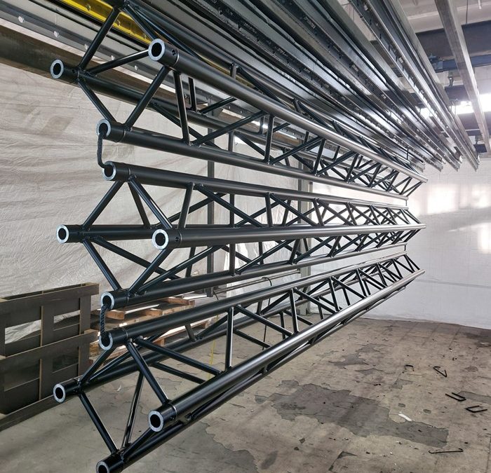 Malowanie proszkowe kratownic scenicznych i&nbsp;przemysłowych – czarne matowe wykończenie aluminium i&nbsp;stali