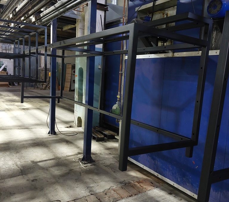Malowanie proszkowe dużych ram metalowych – końcowy etap lakierowania przemysłowego