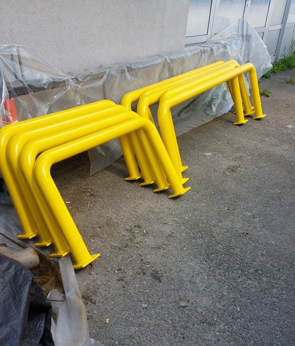 Barierki ochronne ze&nbsp;stali ocynkowanej malowane proszkowo w&nbsp;kolorze RAL 1023