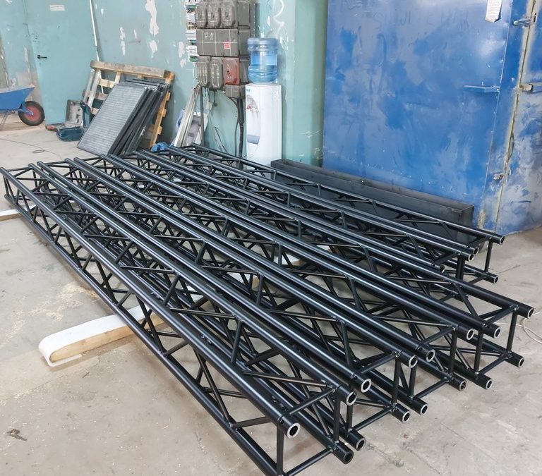 Malowanie proszkowe konstrukcji scenicznych i&nbsp;rur P-POŻ – perfekcyjne wykończenie aluminium i&nbsp;stali
